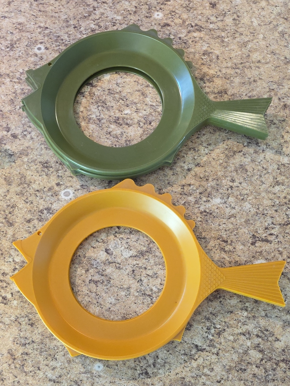 Vintage 1960's Retro Paper-Mate Plastic Fish Shaped Paper Plate Holder Set Of 4